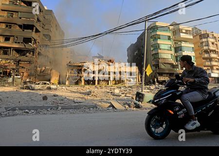 Beirut, Libano. 27 ottobre 2024. Questa foto mostra i danni causati dagli aerei da guerra israeliani nel sobborgo meridionale di Beirut, Libano, il 27 ottobre 2024. Il bilancio delle vittime degli attacchi aerei israeliani in Libano dall'8 ottobre 2023 ha raggiunto i 2.672, mentre le ferite sono aumentate a 12.468, ha detto il Ministero della salute libanese domenica. Crediti: Bilal Jawich/Xinhua/Alamy Live News Foto Stock