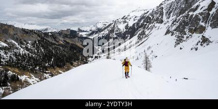 Sciatori che salgono dall'Iffigtal alla Wildhornhuette, paesaggio di montagna innevato, Alpi Bernesi, Oberland Bernese, Svizzera, Europa Foto Stock