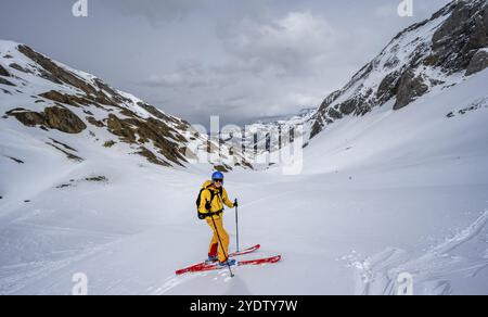 Sciatori che salgono dall'Iffigtal alla Wildhornhuette, paesaggio di montagna innevato, Alpi Bernesi, Oberland Bernese, Svizzera, Europa Foto Stock