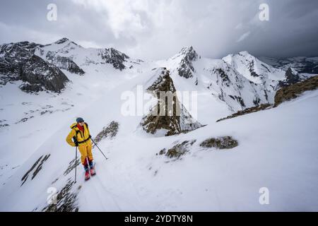 Sciatori che salgono dall'Iffigtal alla Wildhornhuette, paesaggio di montagna innevato, Alpi Bernesi, Oberland Bernese, Svizzera, Europa Foto Stock