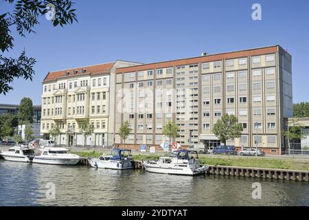 Spree, edifici residenziali Schiffbauerdamm 16, 19, Mitte, Berlino, Germania, Europa Foto Stock