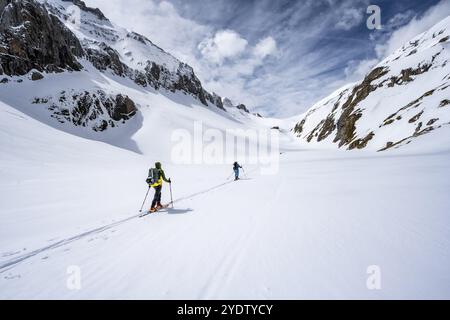 Sciatori che salgono dall'Iffigtal alla Wildhornhuette, paesaggio di montagna innevato, Alpi Bernesi, Oberland Bernese, Svizzera, Europa Foto Stock