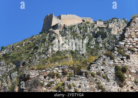 Castello monumentale su una montagna con rovine e cielo blu sullo sfondo, fortezza Palamidi, Nauplia, Nauplia, Nauplia, Nauplia, Nauplia, Argolis, Peloponne Foto Stock