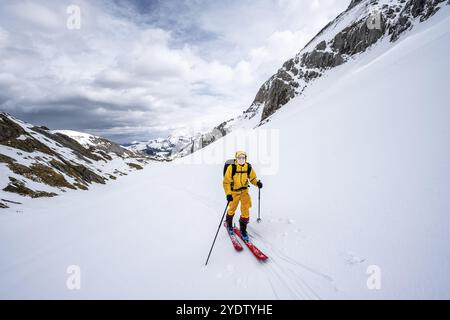 Sciatori che salgono dall'Iffigtal alla Wildhornhuette, paesaggio di montagna innevato, Alpi Bernesi, Oberland Bernese, Svizzera, Europa Foto Stock