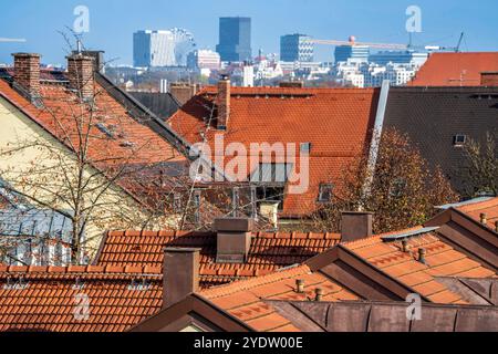 Blick über die Dächer von Sendling zum Werksviertel, München, Oktober 2024 Deutschland, München, Ende Oktober 2024, Blick über die Dächer von Sendling zum Werksviertel, Herbst, Steildächer, Symbolfoto Dachdämmung, Gebäudeenergiegesetz, GEG 2024, der Winter naht, München-Sendling, Bayern, *** Vista sui tetti da Sendling al Werksviertel, Monaco di Baviera, ottobre 2024 Germania, Monaco di Baviera, fine ottobre 2024, vista sui tetti da Sendling al Werksviertel, autunno, tetti a falda, isolamento simbolico del tetto fotografico, legge sull'energia degli edifici, GEG 2024, l'inverno si avvicina, Monaco Sendling, Baviera, Foto Stock