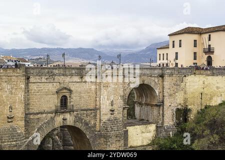 Il Puente Nuevo (Ponte nuovo) è il ponte più grande che copre l'abisso profondo 120 metri che divide la città di Ronda, in Spagna. In è stato costruito nel 1793 Foto Stock