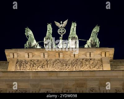 Primo piano della Quadriga illuminata al Brandenburg Tor di notte, Berlino, Germania, Europa Foto Stock