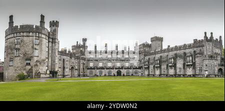 Kilkenny Castle è un castello di Kilkenny, Irlanda, costruito nel 1195. Vista dal cortile Foto Stock