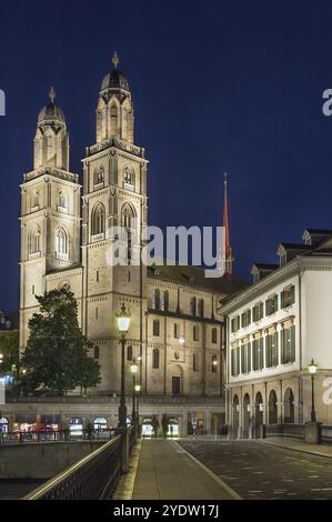 Sera. La Grossmunster è una chiesa protestante in stile romanico a Zurigo, in Svizzera. È una delle tre principali chiese della città Foto Stock