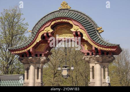 Un tradizionale arco asiatico con dettagli riccamente decorati, Berlino, Germania, Europa Foto Stock