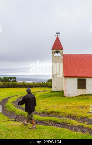 Vista della chiesa cattolica di San Giuseppe a Tristan da Cunha, il luogo abitato più remoto della Terra, Tristan da Cunha, Oceano Atlantico meridionale Foto Stock