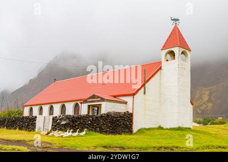 Vista della chiesa cattolica di San Giuseppe a Tristan da Cunha, il luogo abitato più remoto della Terra, Tristan da Cunha, Oceano Atlantico meridionale Foto Stock