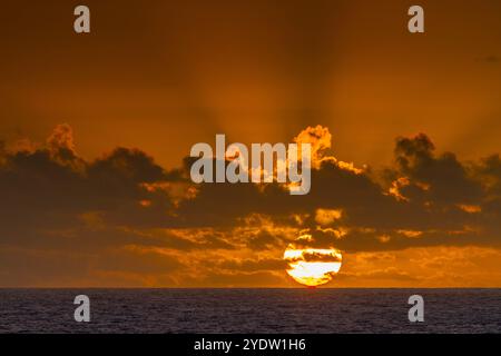 Tramonto in mare vicino all'isola Nightingale, parte del gruppo Tristan da Cunha, Oceano Atlantico meridionale Foto Stock