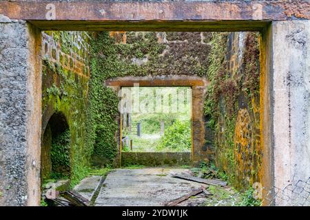 Vista delle vecchie caserme in cima alla Green Mountain sull'Ascension Island, nell'Oceano Atlantico tropicale meridionale, nell'Oceano Atlantico meridionale Foto Stock