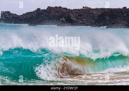 Onde enormi che si infrangono sulla spiaggia di Ascension Island nell'Oceano Atlantico tropicale, nell'Oceano Atlantico meridionale Foto Stock