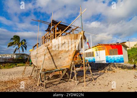 Vista della barca in costruzione in un cantiere navale nella città portuale di Puerto Baquerizo Moreno, l'isola di San Cristobal, le isole Galapagos, UNESCO, Ecuador Foto Stock