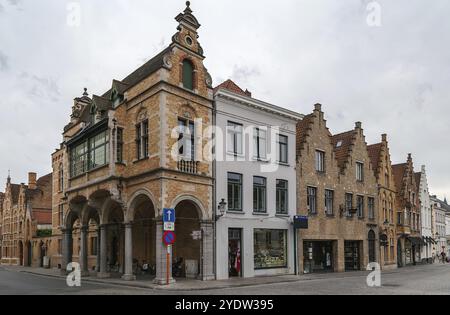 Strada con case storiche nel centro di Bruges, Belgio, Europa Foto Stock