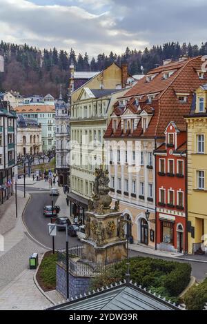 Vista del centro di Karlovy Vary con colonna della Santissima Trinità, repubblica Ceca Foto Stock