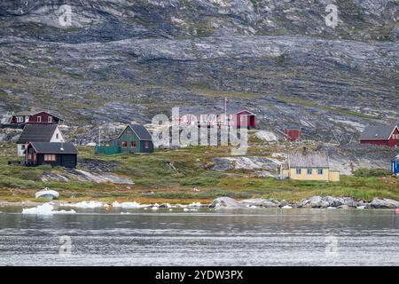 Piccolo borgo vicino al Nuuk Icefjord, Groenlandia occidentale, Danimarca, regioni polari Foto Stock