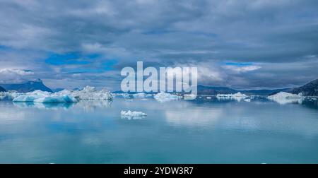 Iceberg galleggianti nel Nuuk Icefjord, Groenlandia occidentale, Danimarca, regioni polari Foto Stock