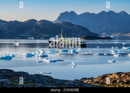 Peschereccio da traino nel fiordo montano, Kulusuk, Groenlandia, Danimarca, regioni polari Foto Stock