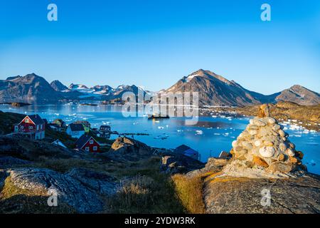 Peschereccio da traino nel fiordo montano, Kulusuk, Groenlandia, Danimarca, regioni polari Foto Stock