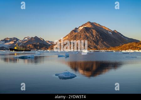 Peschereccio da traino nel fiordo montano, Kulusuk, Groenlandia, Danimarca, regioni polari Foto Stock