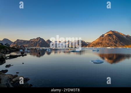 Peschereccio da traino nel fiordo montano, Kulusuk, Groenlandia, Danimarca, regioni polari Foto Stock