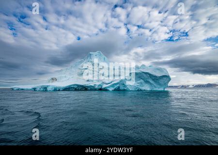 Iceberg sull'isola di Belcher, Devon, Nunavut, Canadian Arctic, Canada, nord America Foto Stock