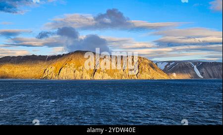 Alba sull'isola di Coburg, Nunavut, Artico canadese, Canada, Nord America Foto Stock