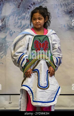 Ragazza Inuit in abito tradizionale, Grise Fjord, la comunità più settentrionale in America, Nunavut, Artico canadese, Canada, Nord America Foto Stock