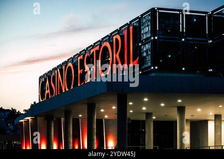 Facciata del Casinò Estoril, uno dei più grandi casinò d'Europa e ispirazione per il libro Casino Royale di Ian Fleming, Estoril, Portogallo, Europa Foto Stock