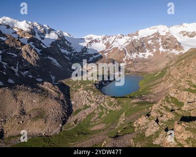 Cime innevate e il lago Kol Tor in una valle lussureggiante che offre paesaggi mozzafiato, Kirghizistan, Asia centrale e Asia Foto Stock