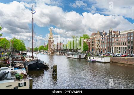 Canale Oudeschans e torre Montelbaanstoren sullo sfondo, Amsterdam, Paesi Bassi, Europa Foto Stock