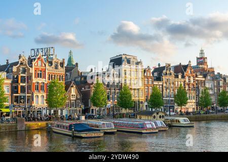 Barche sul fiume Amstel al tramonto, Amsterdam, Paesi Bassi, Europa Foto Stock