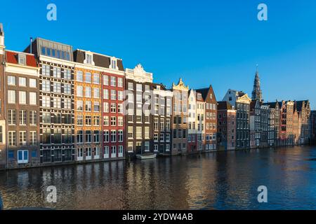 Case da ballo a Damrak e torre della Oude Kerk Amsterdam Church al tramonto, Amsterdam, Paesi Bassi, Europa Foto Stock