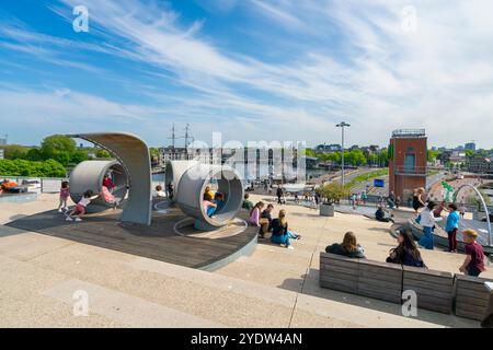 Persone sulla terrazza in cima al NEMO Science Museum, Amsterdam, Paesi Bassi Foto Stock