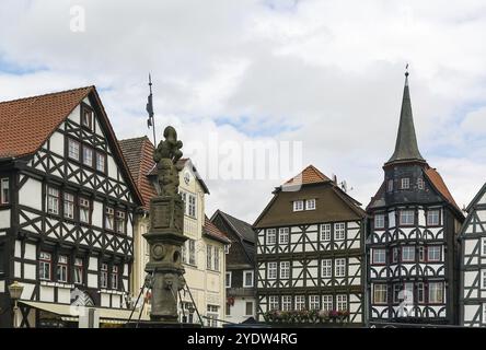 La strada con pittoresche antiche case in legno nella città di Fritzlar, Germania, Europa Foto Stock