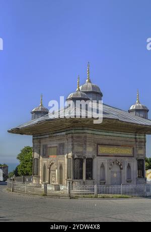 La Fontana del Sultano Ahmed III è una fontana in una struttura rococò turca situata nella grande piazza di fronte alla porta Imperiale di Topkapi Pala Foto Stock