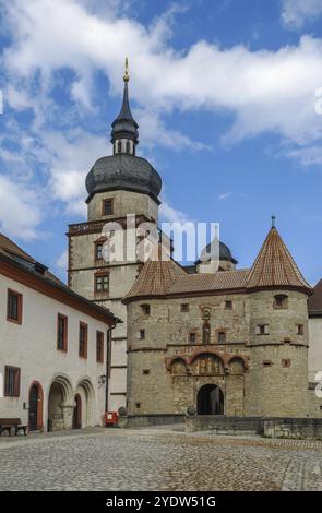 La fortezza di Marienberg è un simbolo di Wurzburg, Germania. Porta Scherenberg Foto Stock