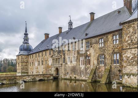 Il castello di Lembeck è uno dei castelli d'acqua più belli della Renania settentrionale-Vestfalia, Germania, Europa Foto Stock