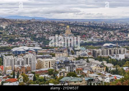 Vista di Tbilisi da Mtatsminda Pantheon, Georgia, Asia Foto Stock