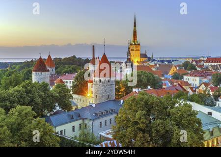 Vista delle mura di Tallinn e della chiesa di Sant'Olaf dalla collina di Toompea in serata, Estonia, Europa Foto Stock