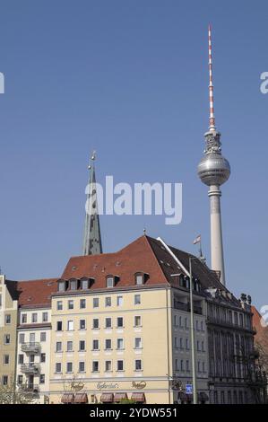 Edifici della città vecchia di fronte alla torre della televisione di Berlino sotto un cielo limpido, Berlino, Germania, Europa Foto Stock