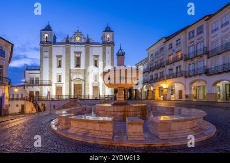 Piazza Giraldo, sito patrimonio dell'umanità dell'UNESCO, Evora, Alentejo, Portogallo, Europa Foto Stock