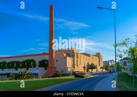 Ex Convento das Bernardas, fondato nel 1509 e trasformato in residenza su progetto di Eduardo Souto Moura, Tavira, Algarve, Portogallo Foto Stock