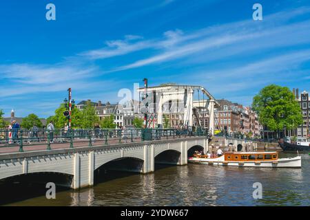 Ponte Magere Brug (Ponte Magro) sul fiume Amstel, Amsterdam, Paesi Bassi, Europa Foto Stock