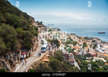 Old Queen's Road sulla Rocca di Gibilterra, affacciata sul pendio e sulla città sottostante, di fronte all'Oceano Atlantico, Gibilterra, Europa Foto Stock