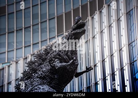 Primo piano della statua di Godzilla nel centro di Tokyo, Honshu, Giappone, Asia Foto Stock