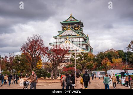 Castello di Osaka in autunno con i visitatori di fronte, Osaka, Honshu, Giappone, Asia Foto Stock